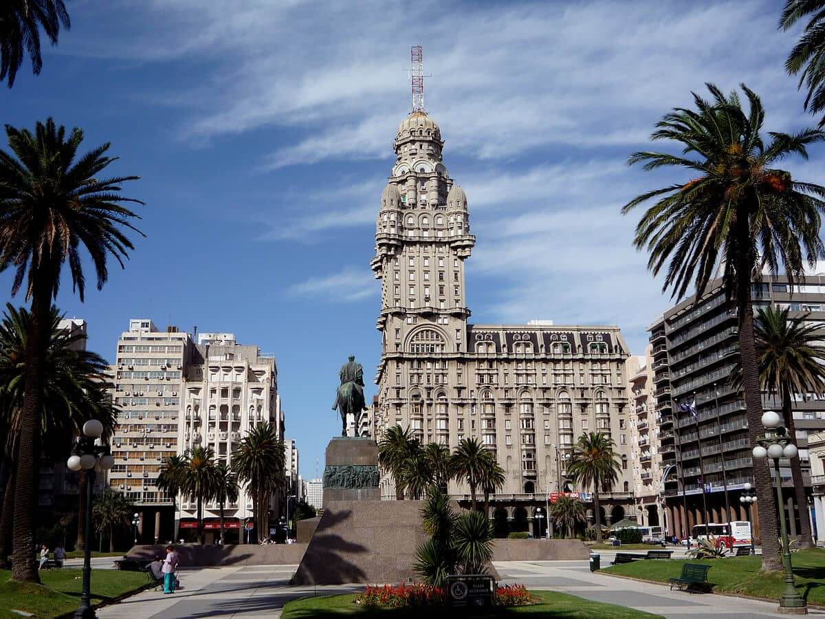 Pontos turísticos em Montevidéu: Plaza Independencia e Palácio Salvo