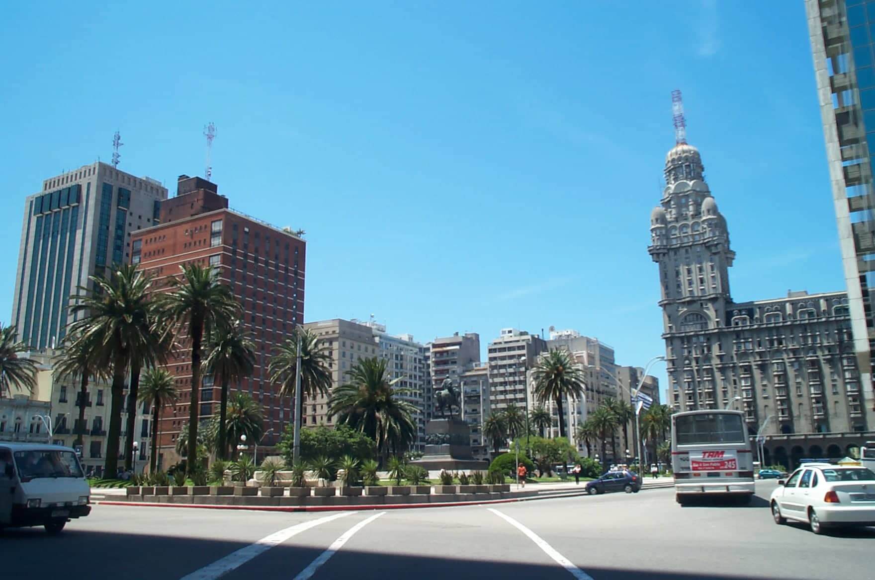 Aluguel de carro em Montevidéu: Seguro Viagem e Seguro do Carro