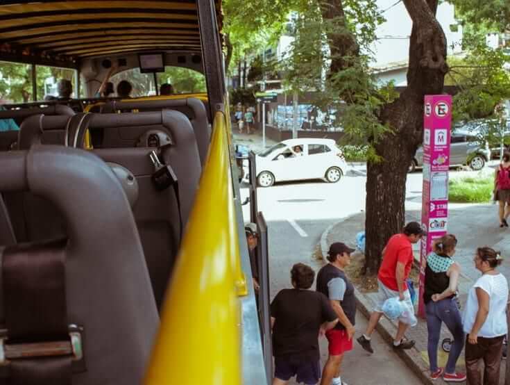 Passeio de ônibus turístico em Montevidéu: interior do ônibus